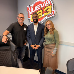 Jeampier taking picture with two radio hosts